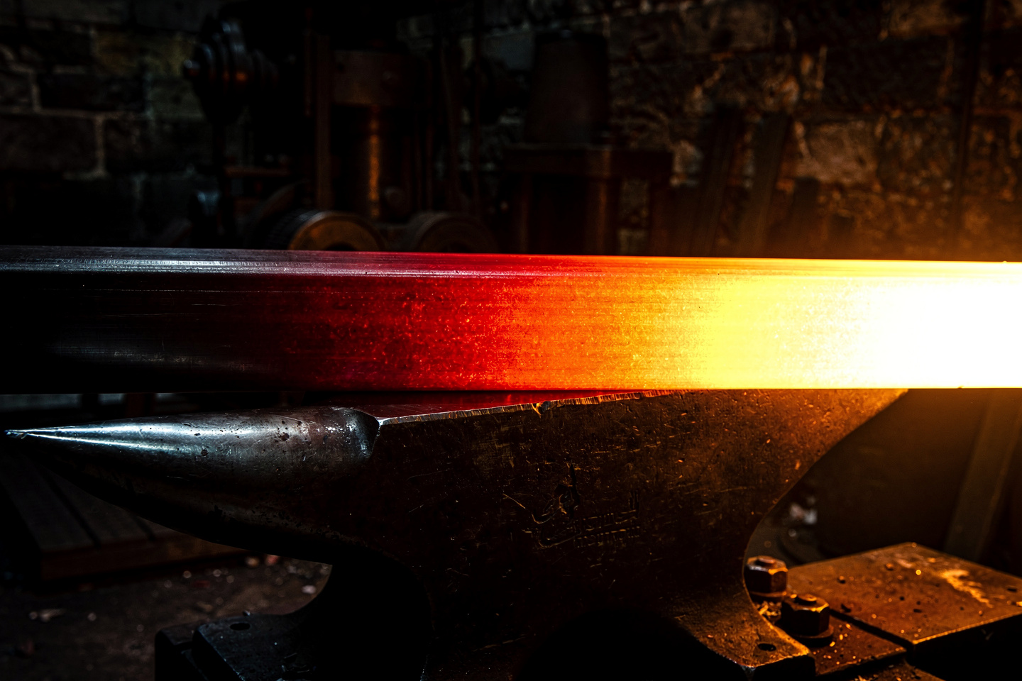 Metal glowing from black to white-hot